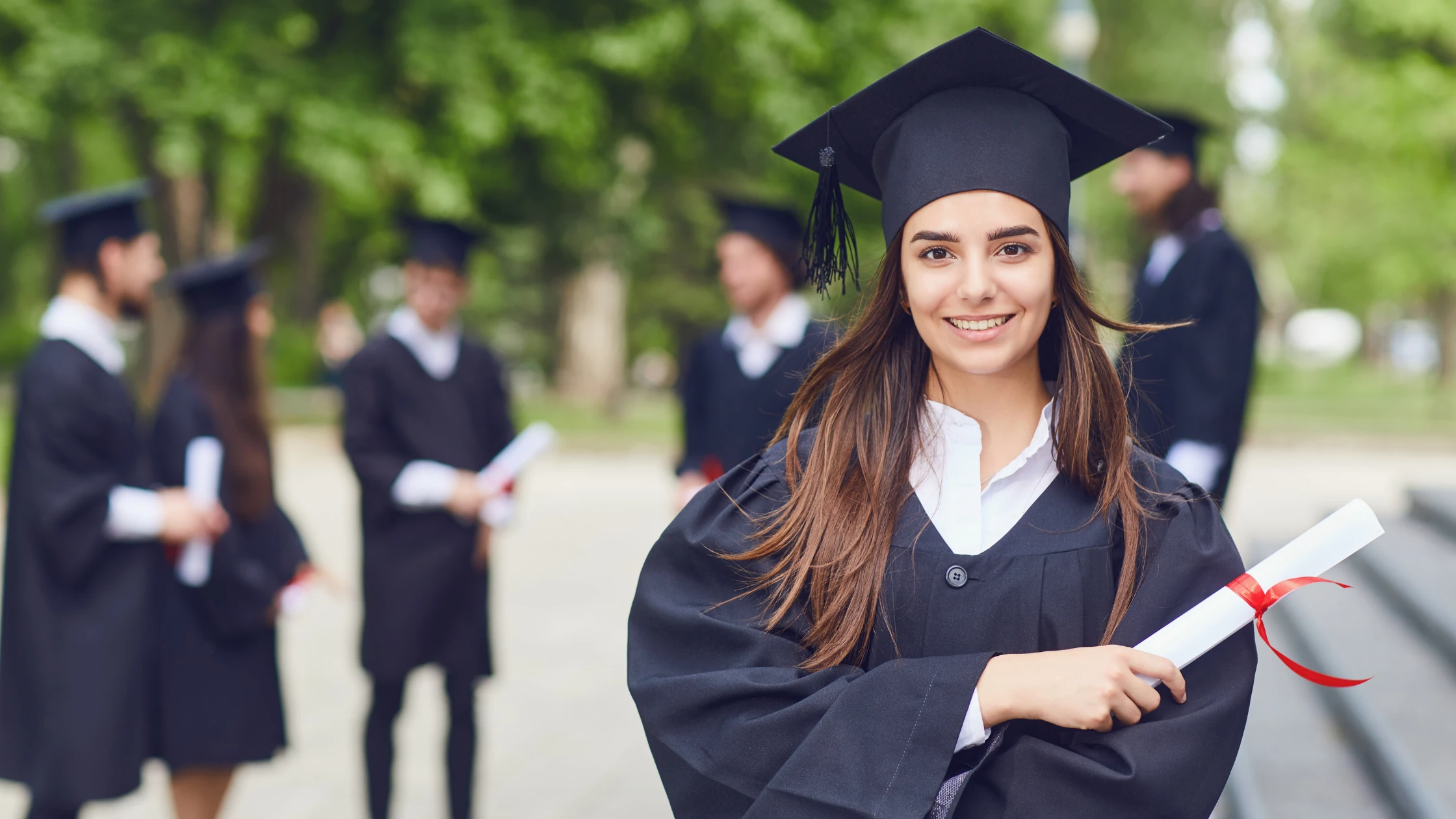 Academic uk. Выпускники университета. Шапочка выпускника. Выпускной студентов. Выпускник вуза.